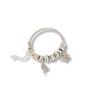 Pulseira de berloques com pingente em aço inoxidável.