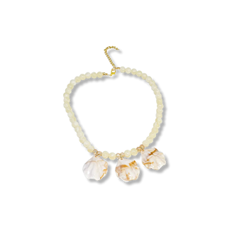 Colar de resina pérola com 3 conchas, acabamento artesanal.