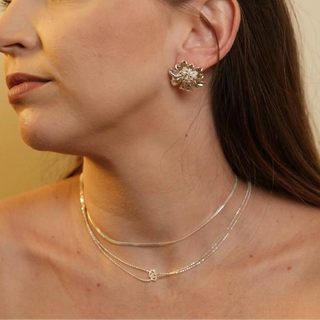 Colar duplo com elos entrelaçados banhado a prata 925 da UNA Semijoias e Aço em fundo branco, em vista frontal.