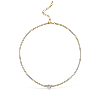 Colar riviera banhado a ouro 18k da UNA Semijoias e Aço com pingente de zircônia em formato de coração em destaque, sobre fundo branco, semijoia de luxo.