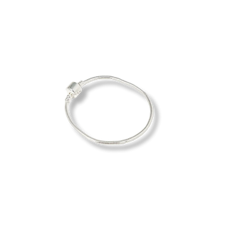 Pulseira berloque tradicional prata, design clássico e acabamento sofisticado UNA Semijoias.