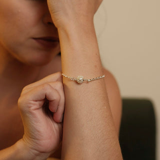 Pulseira com bola central cravejada banhada a prata 925 da UNA Semijoias e Aço em fundo branco, em vista frontal.