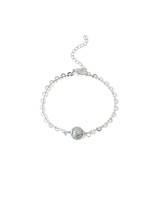 Pulseira com bola central cravejada banhada a prata 925 da UNA Semijoias e Aço em fundo branco, em vista frontal.