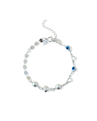 Pulseira com corações, bolas lisas e detalhes de olho grego azul banhada a prata 925 da UNA Semijoias e Aço em fundo branco, em vista frontal.