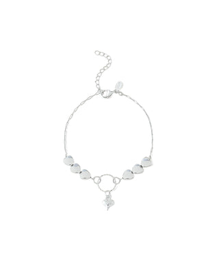 Pulseira com corações lisos e pingente central banhada a prata 925 da UNA Semijoias e Aço em fundo branco, em vista frontal.