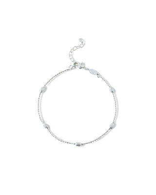 Pulseira delicada com esferas pequenas banhada a prata 925 da UNA Semijoias e Aço em fundo branco, em vista frontal.