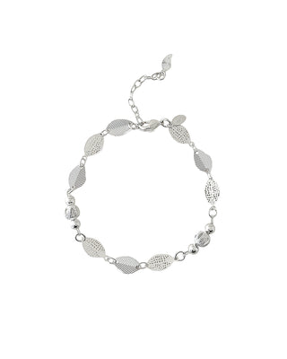 Pulseira com folhas texturizadas e detalhes de bolas banhada a prata 925 da UNA Semijoias e Aço em fundo branco, em vista frontal.