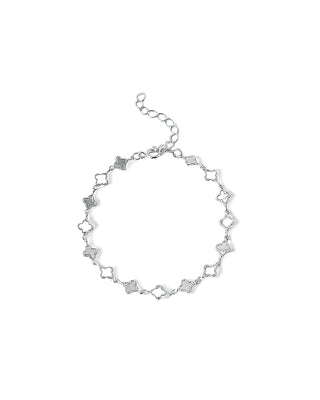Pulseira mini trevo liso banhada a prata 925 da UNA Semijoias e Aço em fundo branco, semijoia hipoalergênica delicada e moderna para o dia a dia.