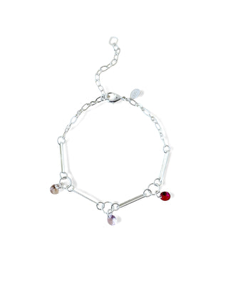 Pulseira com pingentes coloridos e detalhes retangulares banhada a prata 925 da UNA Semijoias e Aço em fundo branco, em vista frontal.