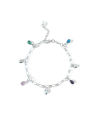 Pulseira com pingentes coloridos em formato de gota banhada a prata 925 da UNA Semijoias e Aço em fundo branco, em vista frontal.