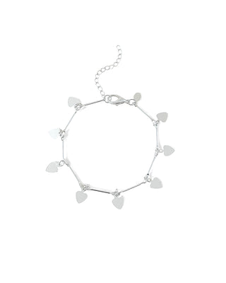 Pulseira com pingentes de coração e detalhes tubulares banhada a prata 925 da UNA Semijoias e Aço em fundo branco, em vista frontal.