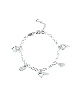 Pulseira com pingentes de coração vazado e gotas lisas banhada a prata 925 da UNA Semijoias e Aço em fundo branco, em vista frontal.