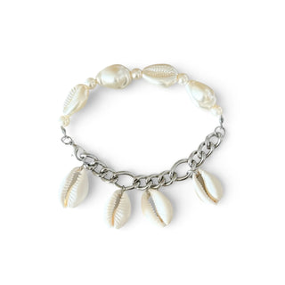 Pulseira de bijuteria fina com búzios brancos e corrente metálica prateada da UNA Semijoias e Aço em fundo branco.