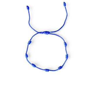 Pulseira verão nozinho da sorte azul da UNA Semijoias e Aço em fundo branco, com cordão ajustável e nós distribuídos ao longo de toda a pulseira.