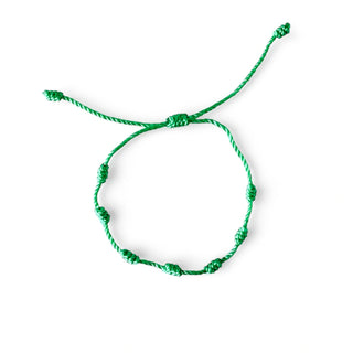 Pulseira verão nozinho da sorte verde da UNA Semijoias e Aço em fundo branco, com cordão verde ajustável e nós delicados distribuídos pela pulseira.